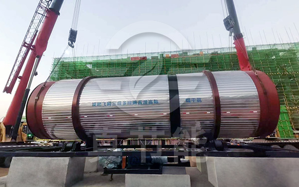 飼料烘干設(shè)備吊裝現(xiàn)場(chǎng)